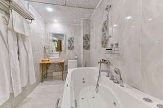 Отель Greenwich Hotel Улан-Удэ Номер полулюкс с 1 двуспальной кроватью-1