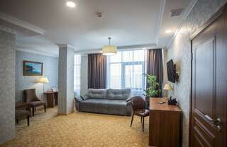 Отель Greenwich Hotel Улан-Удэ Номер люкс с 1 двуспальной кроватью-5
